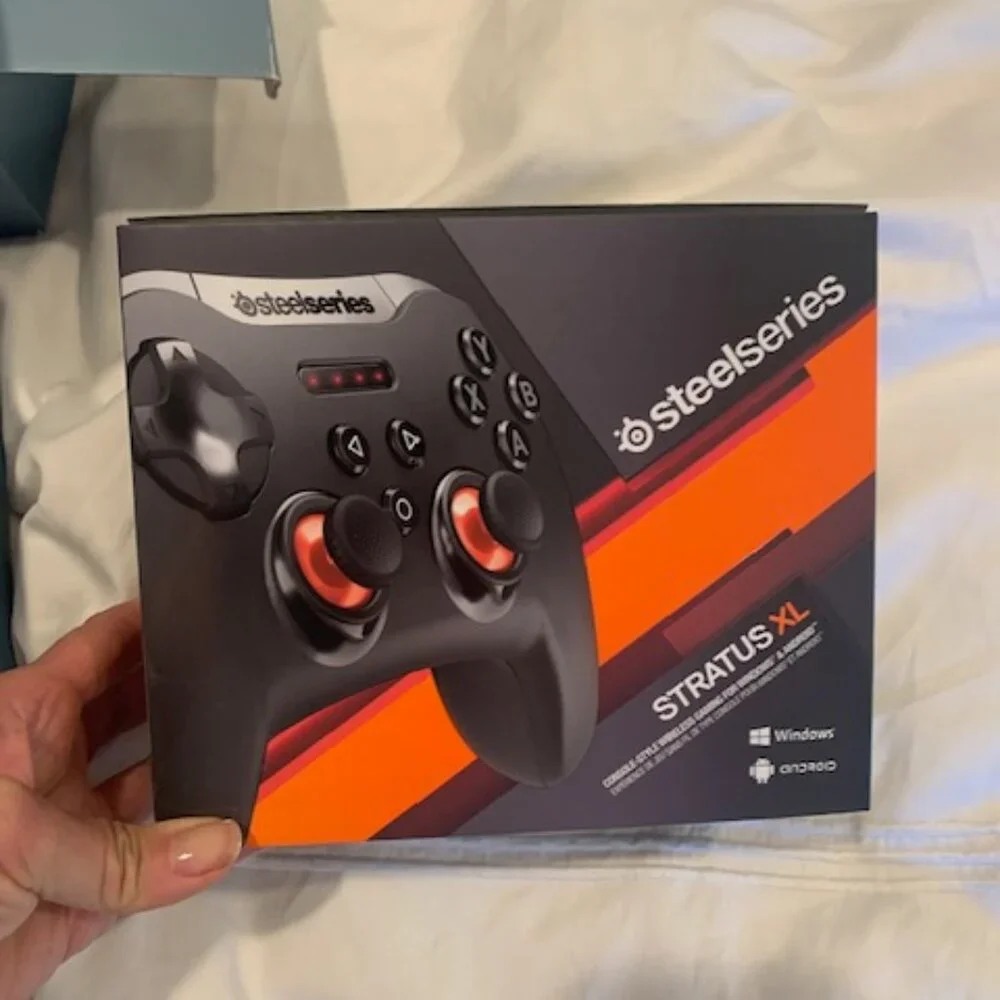 NEW SkullCandy, 2 GearVR Powered by Oculus and 1 Steelseries Stratus XL console